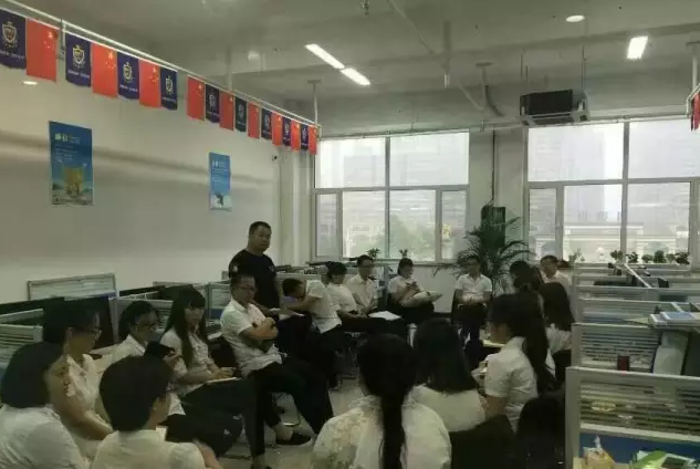 家人們開展學(xué)習(xí)探討活動(dòng)。  家人們開展學(xué)習(xí)探討活動(dòng)。